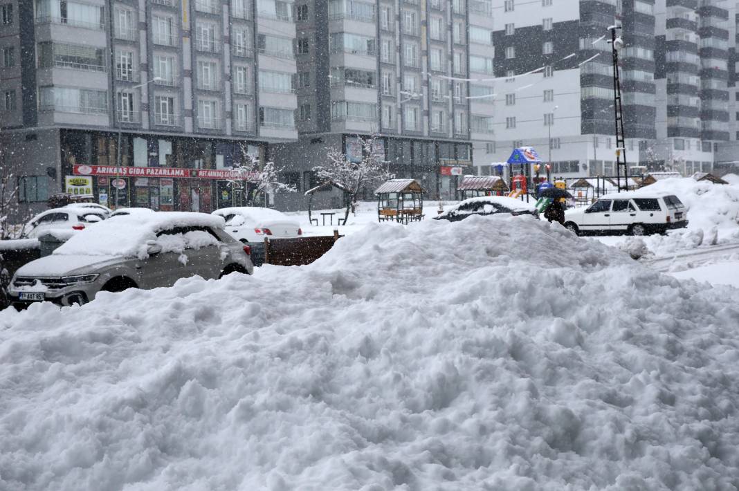 Bitlis ve Bingöl'de eğitime kar engeli 15